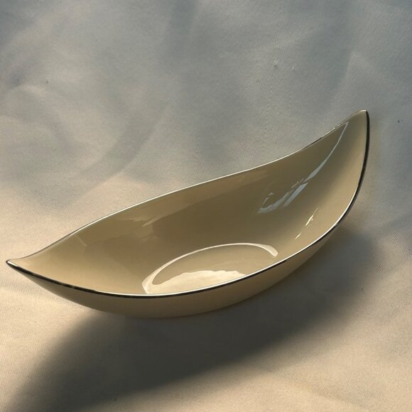 Lenox Ivory Porcelain Boat-Shaped Dish Platinum Trim USA 8” Elegant collectible - Picture 7 of 9